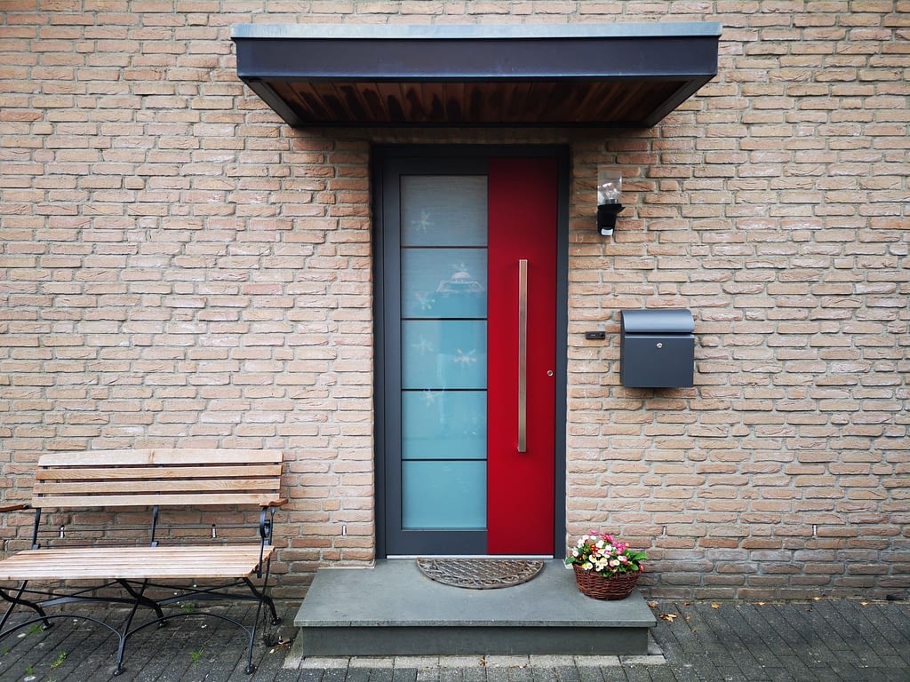 Haustür mit roten Details und Milchglas