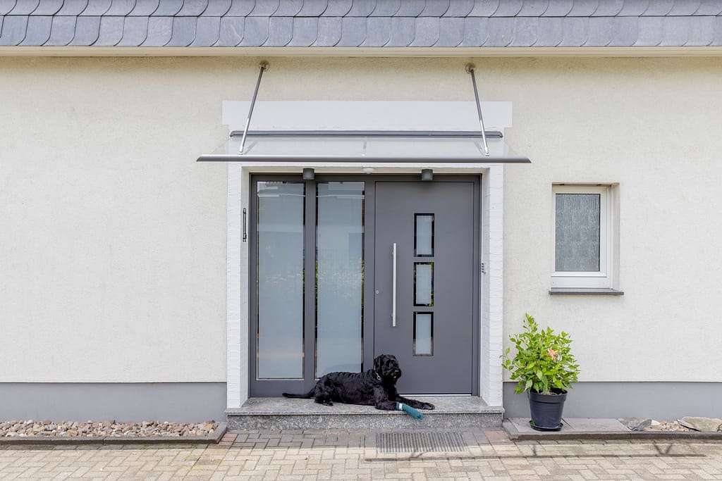 Eine moderne Haustür in weißer Haus-Fassade in Bielefeld
