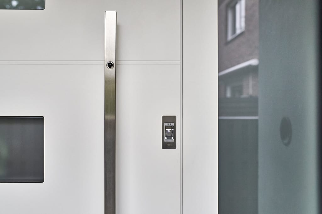 Bauhaus-Stil Haustür in Weiß mit Kamera im Griff und Fingerscan