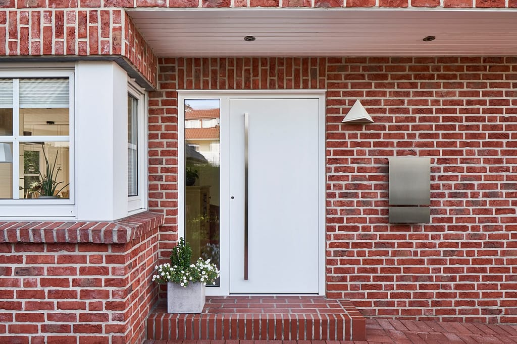 Weiße, moderne Haustür mit Klarglas-Seitenteil links