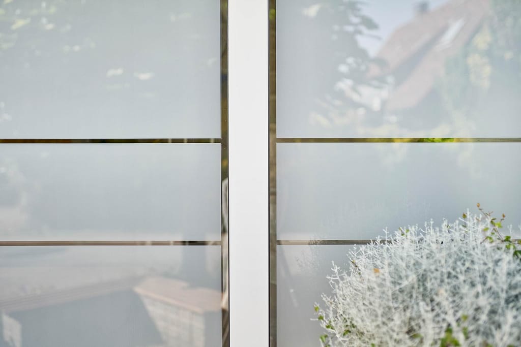 Seitenteile Haustür weiß mit Streifen aus Klar-Glas