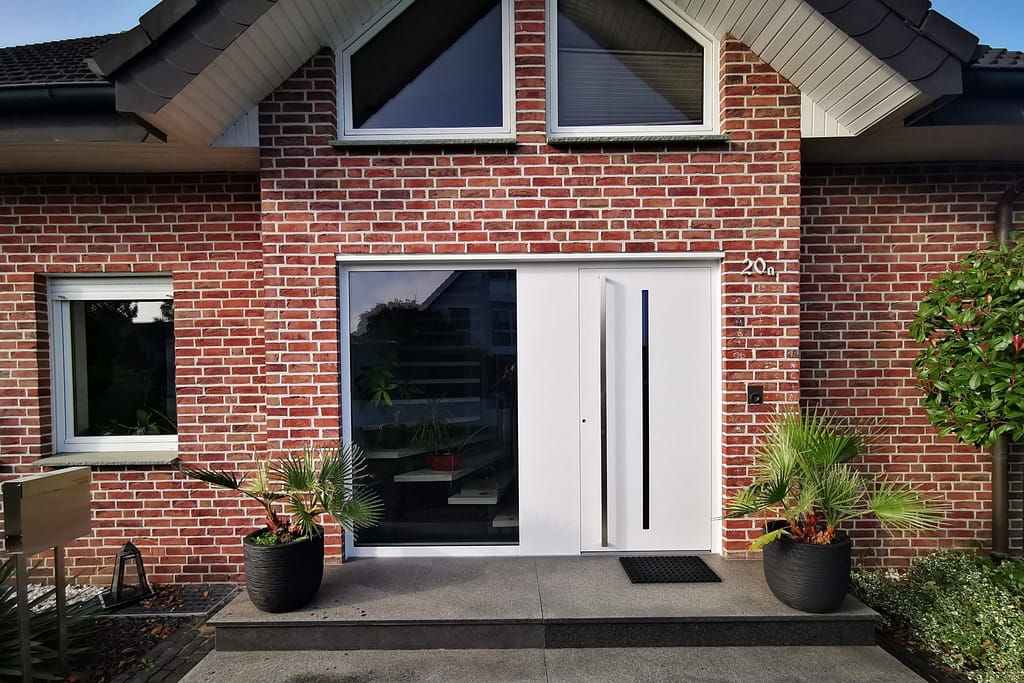 Haustür in Weiß mit großem Seitenteil aus Klarglas