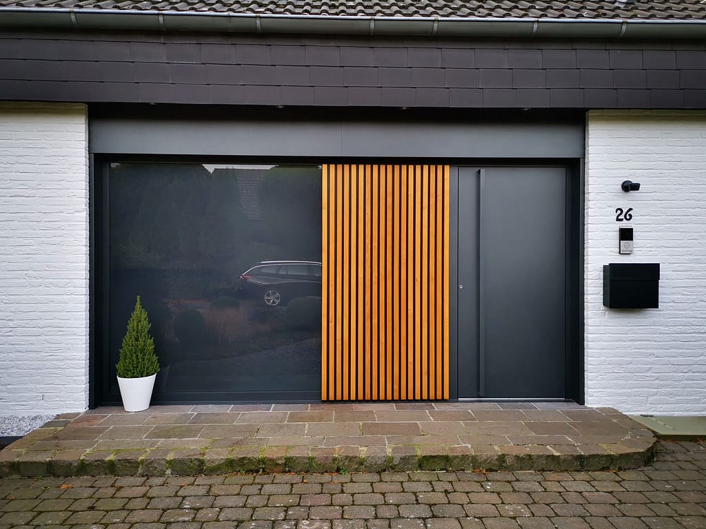 Moderne, schwarze Aluminium-Haustür mit Holz Dekor