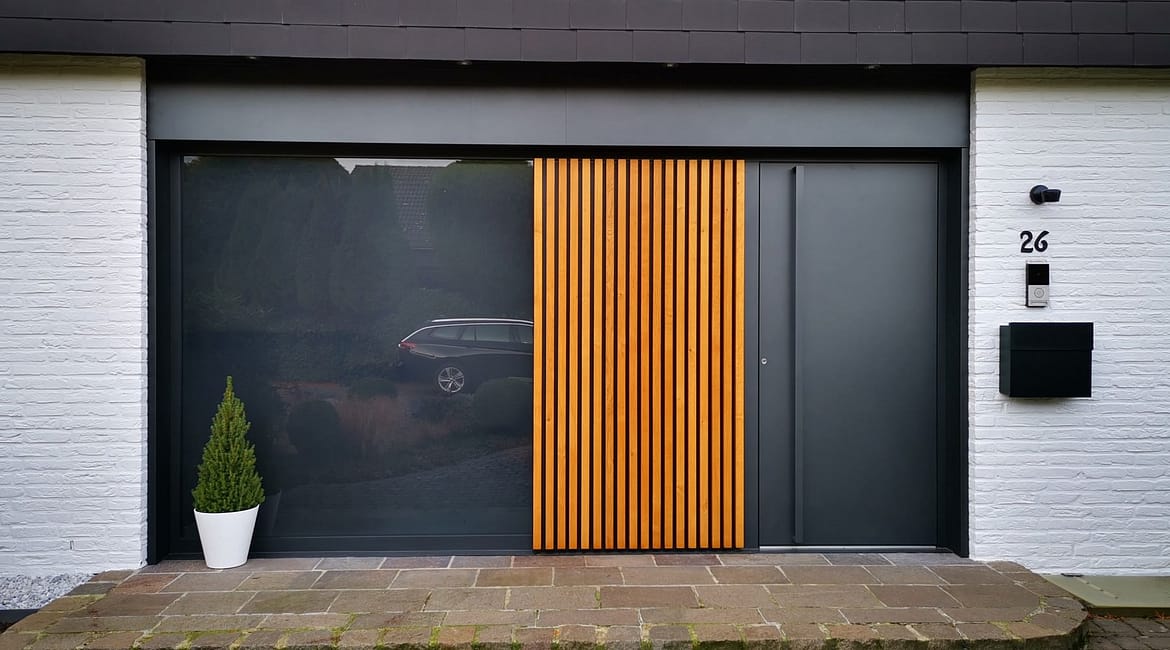 Moderne, schwarze Aluminium-Haustür mit Holz Dekor