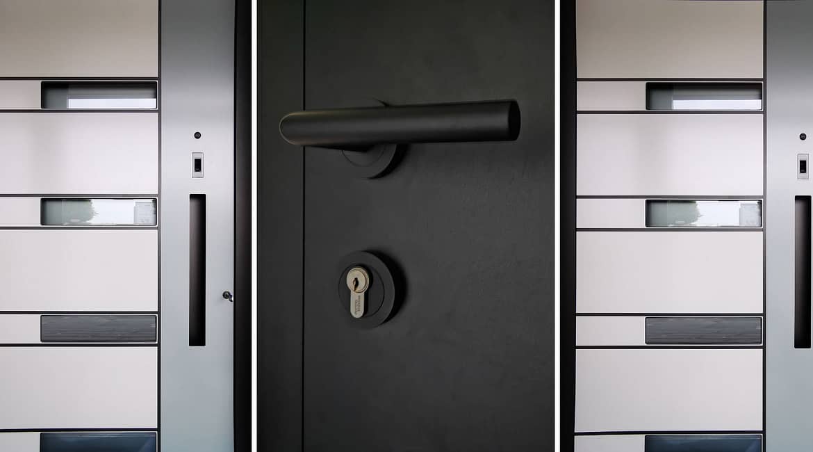 Haustür in Schwarz mit vielen Details