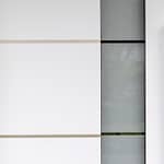 Graue Haustür - weiße Fenster Wer sagt eigentlich, dass die Haustür weiß sein muss "nur " weil die Fenster es sind? Hier ein gelungenes Beispiel einer Haustürkonzeption in einem leichten Lichtgrau. Die diskreten Edelstahl-Lisenen sind flächenbündig linksseitig im Türblatt eingelegt. Der Flachstahlgriff vollendet den aufrichtigen Stil dieser Haustür in Bielefeld.