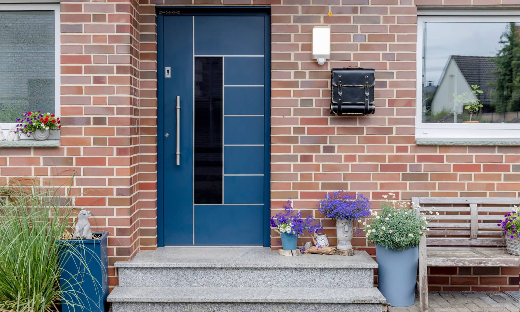 Eine dunkle Haustür in Oelde: Das Blau wirkt frisch im roten Klinkerbau