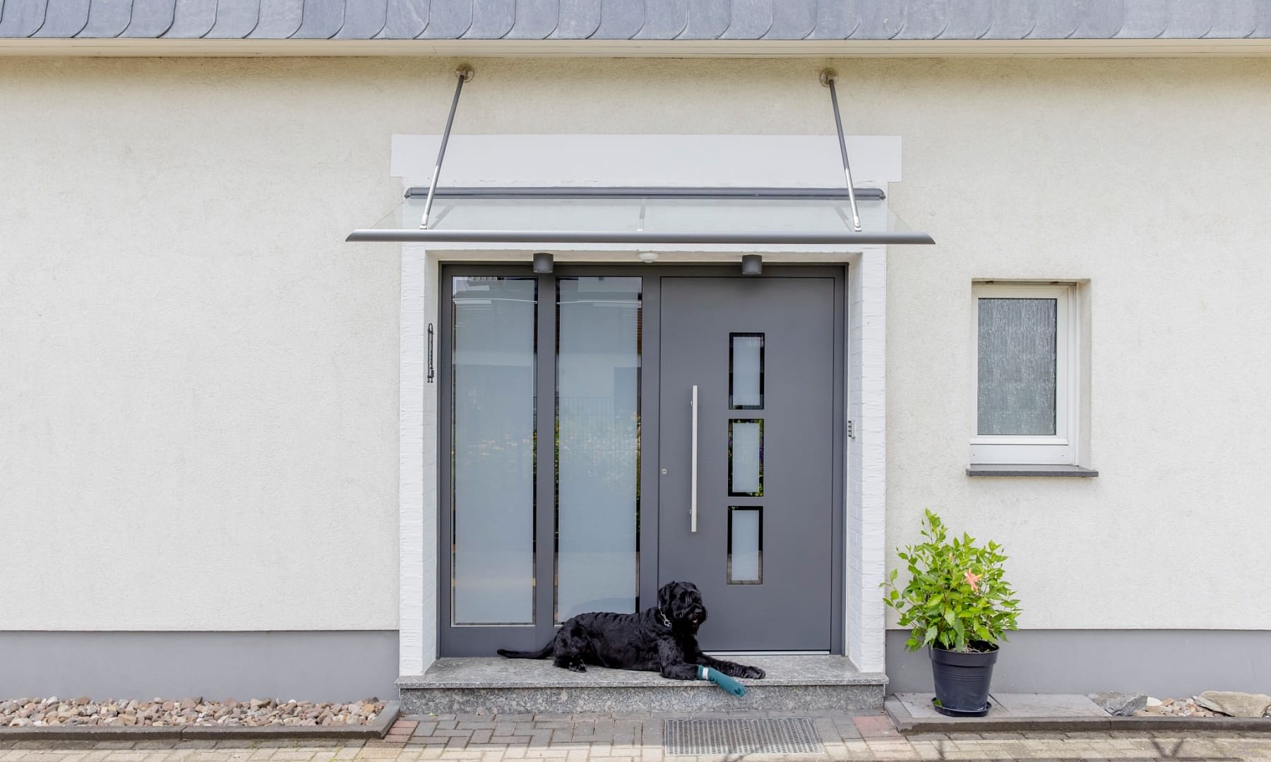 Eine moderne Haustür in weißer Haus-Fassade in Bielefeld