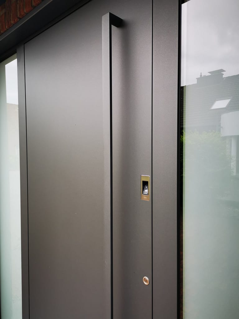 Aluminium-Haustür mit gleichfarbigem Stangengriff