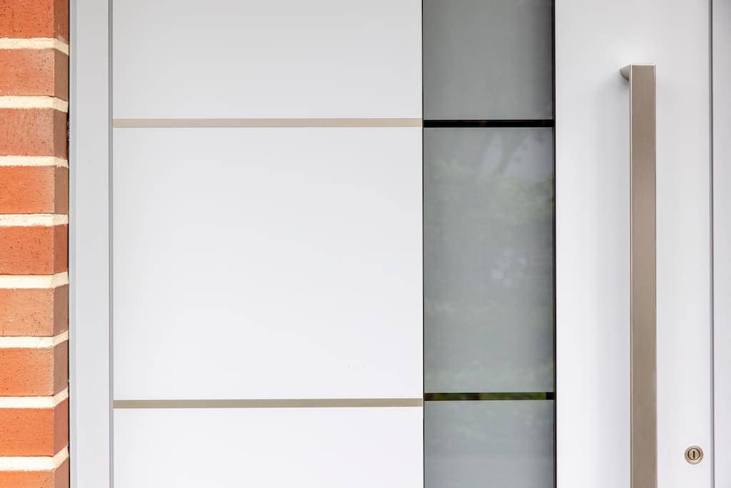Graue Haustür - weiße Fenster Wer sagt eigentlich, dass die Haustür weiß sein muss "nur " weil die Fenster es sind? Hier ein gelungenes Beispiel einer Haustürkonzeption in einem leichten Lichtgrau. Die diskreten Edelstahl-Lisenen sind flächenbündig linksseitig im Türblatt eingelegt. Der Flachstahlgriff vollendet den aufrichtigen Stil dieser Haustür in Bielefeld.