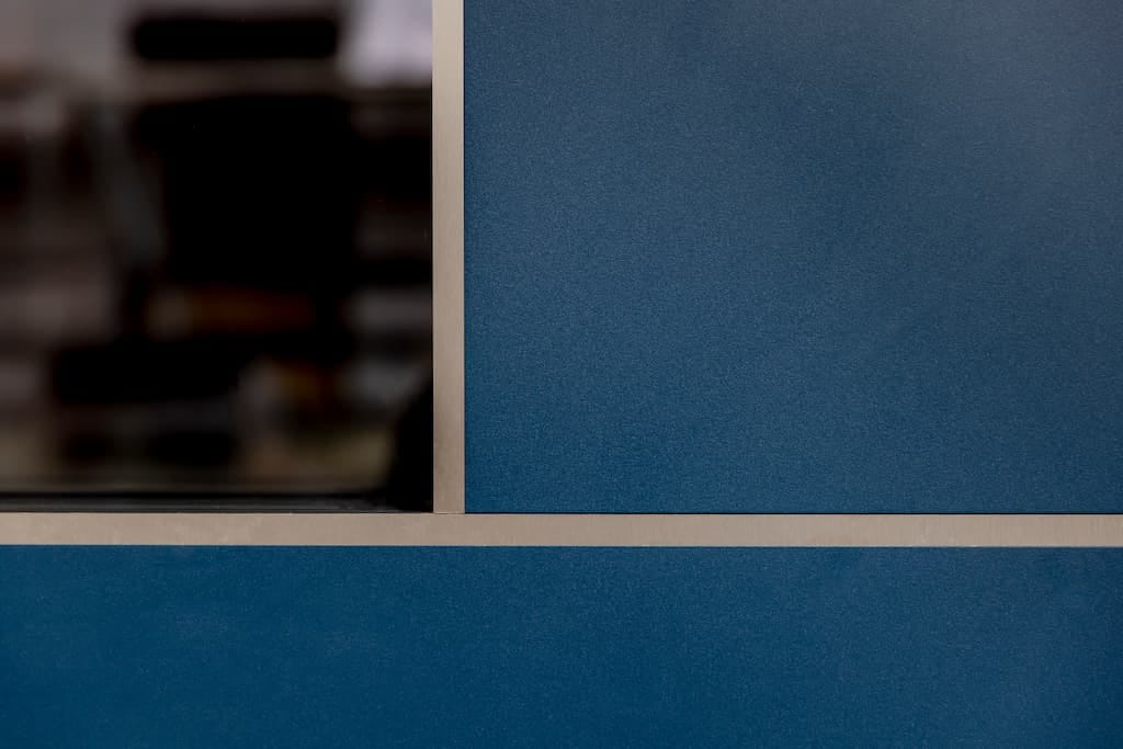 Kein Mut zur Farbe, sondern das Gespür für das Besondere und Einzigartige ließ die Wahl der
Haustürfarbe auf Blau fallen. Die intergrierten Edelstahl-Lisenen, Fingerscan und Stangengriff
fügen sich harmonisch ein. Das berücksichtigte Klarglas ist bewusst zurückhaltend gewählt.
Der farbig abgestimmte Blumentopf aus blauem Aluminium rundet den gelungen Haustür-Auftritt ab.